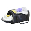 Sporttasche mit Schuhen, Flasche und Kleidung in einem großen Hauptfach sichtbar.