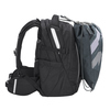 Sportbeutel in Grau, seitlich an einem schwarzen Schulrucksack befestigt.