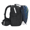 Sportbeutel in Fast Lime, seitlich am Rucksack befestigt, mit Reflexstreifen.