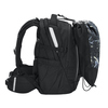 Sportbeutel in Schwarz mit reflektierenden Elementen, seitlich am Schulrucksack befestigt.