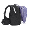 Sportbeutel in lila neben einem schwarzen Schulrucksack, beide mit reflektierenden Elementen.