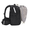 Sportbeutel in hellem Design, seitlich am schwarzen Rucksack befestigt, mit Reflexstreifen.