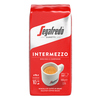 Kaffeepackung von Segafredo Zanetti mit der Bezeichnung Intermezzo und einer Tasse Kaffee.