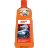 Orangenes Flaschenbehältnis mit SONAX Autoshampoo, konzentriertes Reinigungsgemisch.