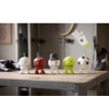 HOPTIMIST Dekorationsfigur Bumble S Baseball auf einem Tisch, Teil einer Sammlung von fünf Figuren.