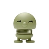 Hoptimist Dekorationsfigur Soft Bimble S in oliv mit lächelndem Gesicht und runder Form.