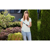 Handgriff des GARDENA combisystems, ergonomisch gestaltet, in einer Gartenumgebung gehalten.