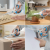 Blaue Universalschere wird beim Schneiden von Karton, Papier und Pflanzen verwendet.