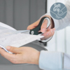 Schwarz asymmetrische Universalschere mit Soft Grip wird zum Schneiden von Papier verwendet.