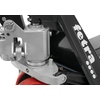 Detailansicht des Hydrauliksystems eines fetra Hubwagens mit gummierten Rollen.