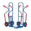 Sackkarre mit Klappschaufel und Luftreifen, in blauer und roter Farbgebung.
