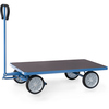 Blauer Handwagen aus Stahl mit wasserfester Holzladefläche und vier Rädern, frontal dargestellt.