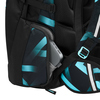 Seitenansicht eines COOCAZOO Schulrucksacks BYTE mit geöffnetem Seitenfach, das ein Tablet zeigt.