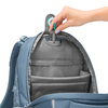 Schulrucksack COOCAZOO BYTE Bloomy Daisy mit geöffnetem Fach für Zubehör und Organizer.