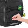 Schulrucksack COOCAZOO PORTER in Schwarz mit Hand, die einen Reißverschluss öffnet.