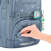 Granitgrauer Schulrucksack mit einer Hand, die eine Schnalle öffnet, und einem Anhänger.
