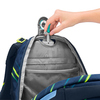 Öffnung des COOCAZOO Schulrucksacks PORTER mit Sicht auf das Organizerfach und Einstellmechanismus.