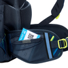 Detailansicht der seitlichen Tasche eines COOCAZOO Schulrucksacks mit einem Fahrschein darin.