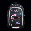 Schwarzer Schulrucksack mit floralem Design und reflektierenden Streifen.