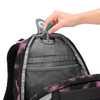 Öffnung des COOCAZOO Schulrucksacks PORTER mit einem Handgriff zur Nutzung des Innenfachs.