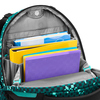 Innenansicht eines Schulrucksacks mit verschiedenen Ordnern und Heften in mehreren Fächern.