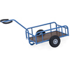 Stahlrohr-Handwagen mit wasserfester Ladefläche und pannensicheren Rädern in Blau.
