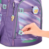 Lila Schulrucksack MATE mit austauschbarem Clip und Hand, die Frontansicht zeigt das Design.