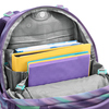 Offene Tasche eines Schulrucksacks mit bunten Heften und einem herausnehmbaren Einteiler.