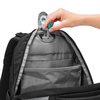 Sicht auf das Innenfach des COOCAZOO Schulrucksacks MATE mit Hand, die einen Clip einsetzt.
