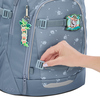 Schulrucksack MATE Bloomy Daisy in Grau mit anpassbaren Clips und Anhängern, Hand greift nach Clip.