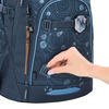 Schulrucksack COOCAZOO MATE in Blau mit abnehmbaren Clips und Hand, die einen Clip anbringen.