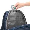 Rucksack mit geöffneter Oberseite, zeigt das Innenfutter und die Fächerstruktur.