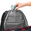 Innenansicht des COOCAZOO Schulrucksacks MATE mit Hand, die eine Funktion demonstriert.