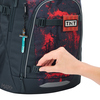 Schulrucksack MATE von COOCAZOO mit Hand, die einen Clip an der Seite anbringt.