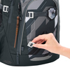Schulrucksack COOCAZOO MATE Dark Race mit Hand, die einen austauschbaren Clip hält.