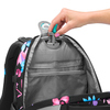 COOCAZOO Schulrucksack MATE Floral Artnight mit Hand, die einen Clip im Innenfach zeigt.