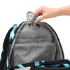 Schulrucksack COOCAZOO MATE mit geöffnetem Hauptfach und Hand, die einen Clip einsetzt.