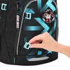 Schulrucksack COOCAZOO MATE mit Hand, die einen abnehmbaren Clip an der Vorderseite zeigt.