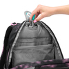 Innenansicht des COOCAZOO Schulrucksacks MATE mit Hand, die einen Clip in das Fach einführt.