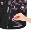 Schulrucksack COOCAZOO MATE in Pink Illusion mit Hand, die einen Clip an der Vorderseite anpasst.