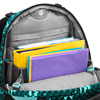 Innenansicht eines COOCAZOO Schulrucksacks MATE mit mehreren Fächern und bunten Heften.