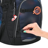 Schulrucksack COOCAZOO MATE mit abnehmbaren Clips und einer Hand, die einen Clip betätigt.