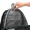 Öffnung des COOCAZOO Schulrucksacks MATE mit Hand, die verschiedene Fächer und das Futter zeigt.