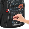 Schulrucksack MATE in reflektierenden Farben mit abnehmbaren Clips und Anhängern im Einsatz.