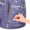 Schulrucksack COOCAZOO MATE in lila mit Schmetterlingsdesign und Hand, die einen Clip anpasst.