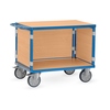 Transportwagen mit blauer Stahlrohrkonstruktion und Holz-Oberfläche, dreiseitig geschlossen.