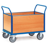 Transportwagen aus Stahlrohr mit Holzseiten, rollbar und mit zwei Griffen.