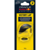 Produktabbildung eines Lufterfrischers im Rennsport-Design, befestigt an einer Verpackung.