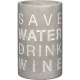 Zylindrischer, grauer Weinkühler aus Beton mit eingeprägtem Schriftzug "SAVE WATER DRINK WINE".