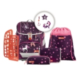 Schulranzen und Rucksack in lila mit Sternen und Einhornmotiven sowie Zubehörteilen.